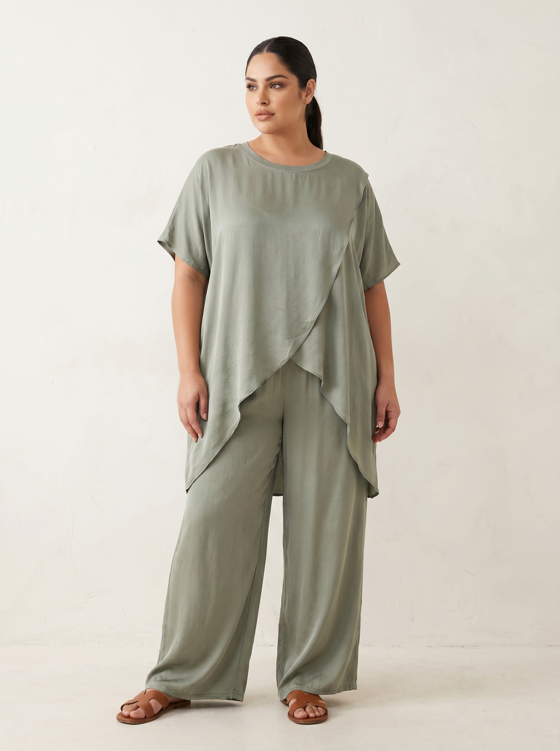 Сатениран комплект  с ефектна туника удължен гръб plus size