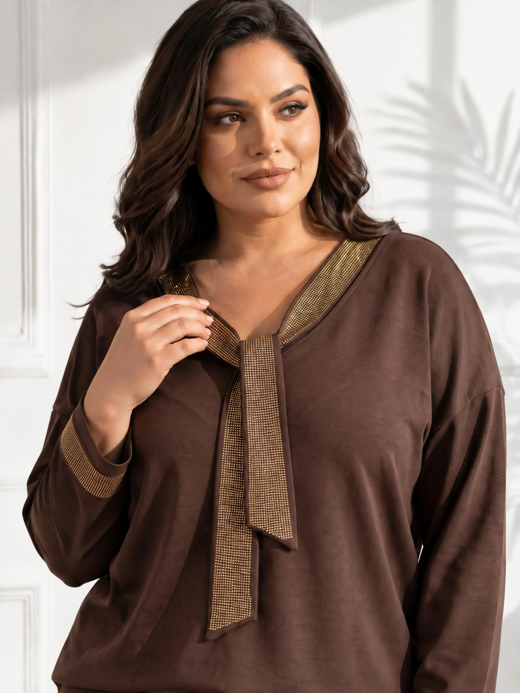 Стилна кафява блуза с красиво деколте PLUS SIZE модел