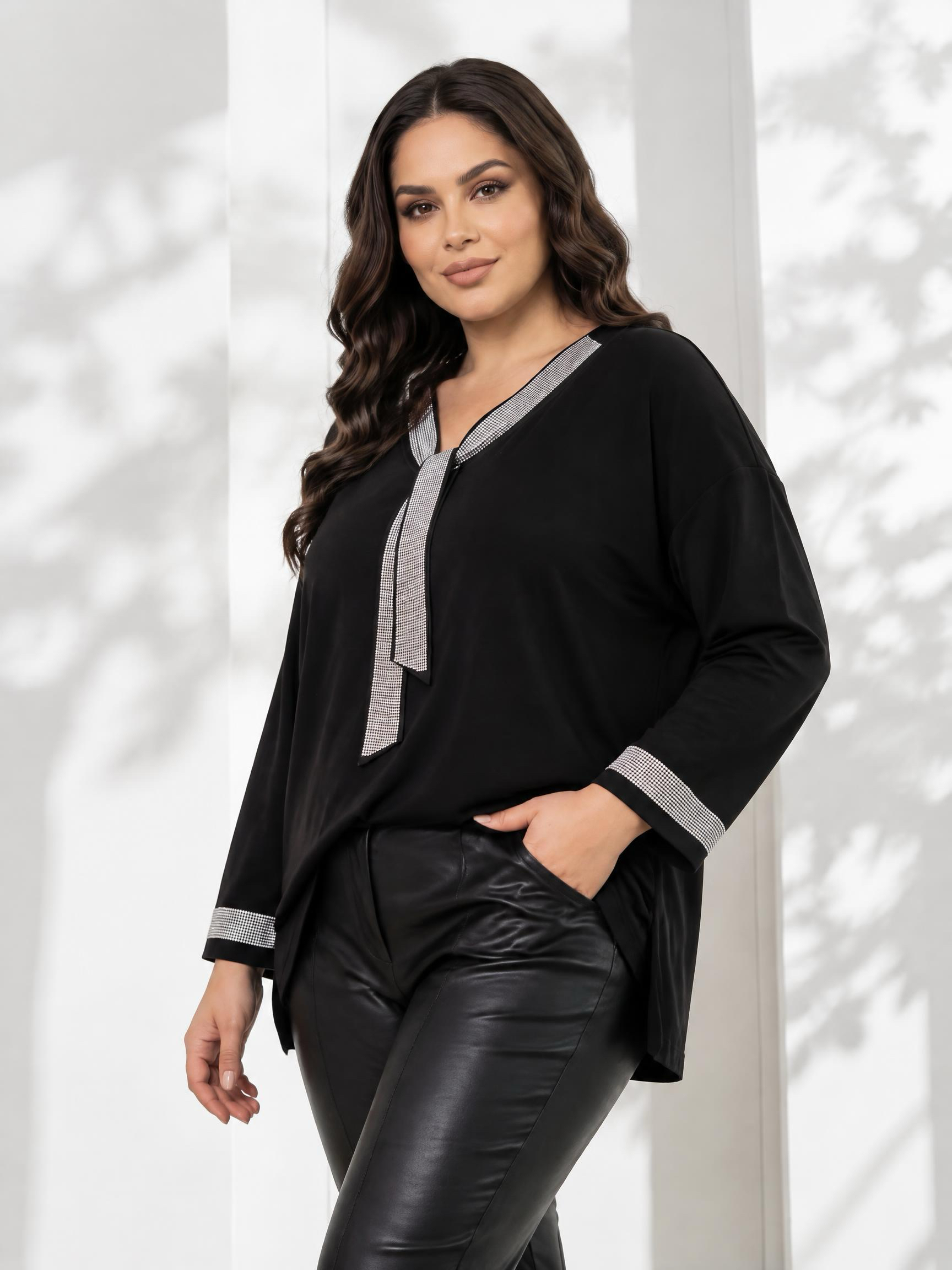 Стилна блуза с красиво деколте PLUS SIZE модел