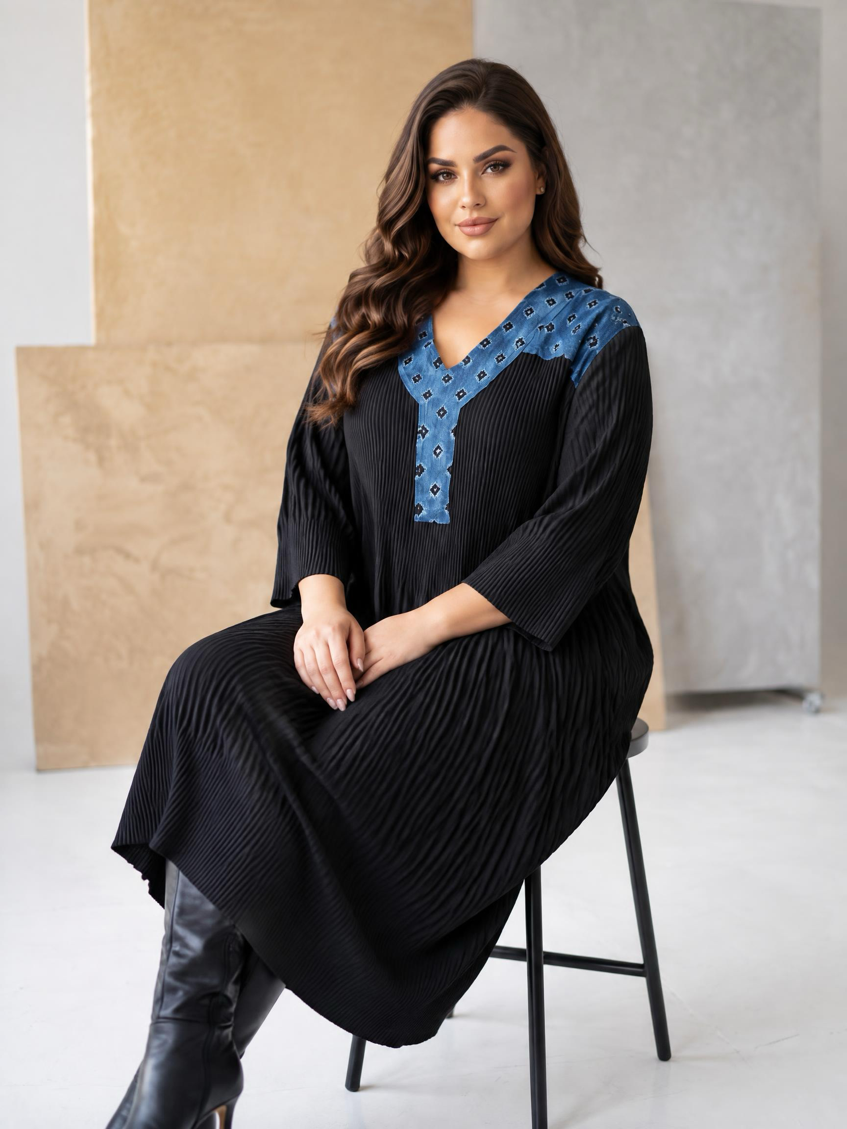 Дизайнерска PLUS SIZE рокля  в черно с дънкови детайли 